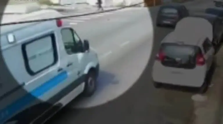 Ambulância atropela mulher e criança