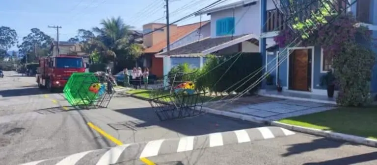 Balão cai e pega fogo dentro de condomínio em Taubaté Sp
