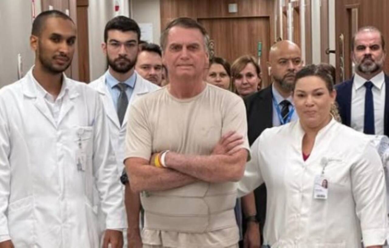 Bolsonaro deixa hospital em Brasília após 21 dias de internação e cirurgia