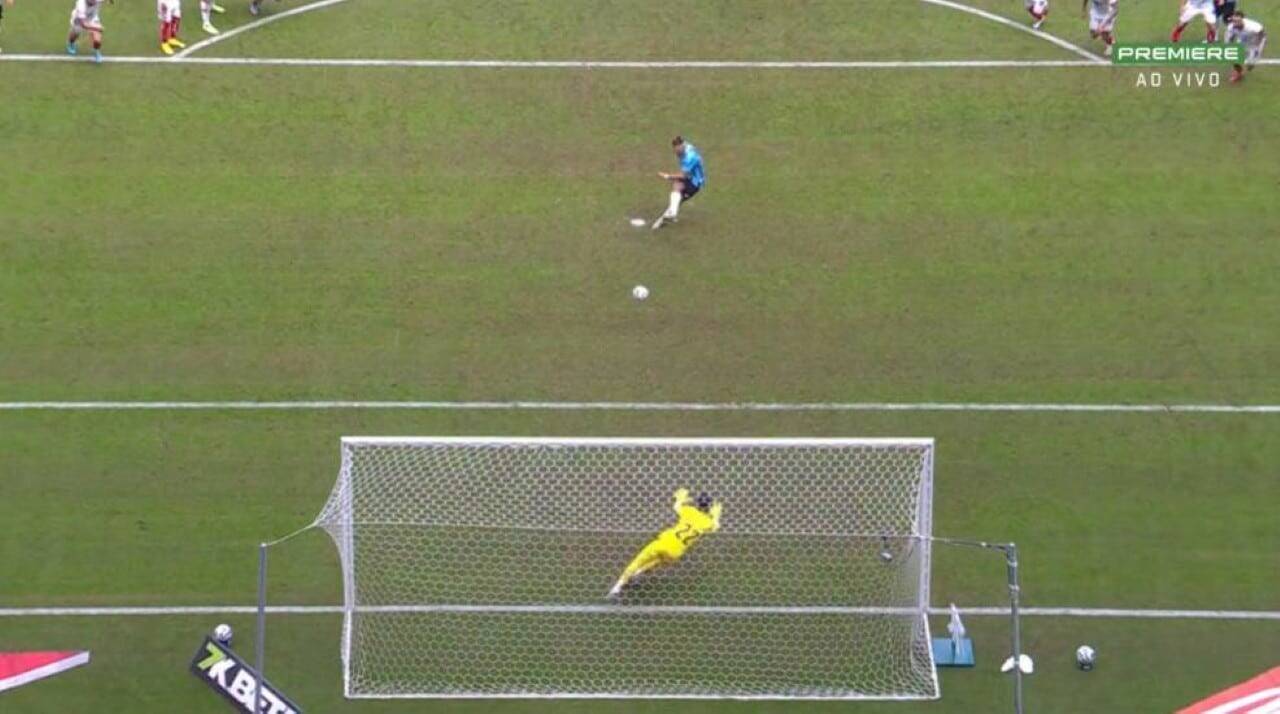 Grêmio sai na frente com gol de Braithwaite em pênalti revisado pelo VAR aos 19 minutos do segundo tempo contra o Bahia