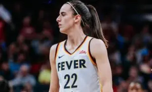 Atleta Caitlin Clark pode pegar suspensão automática na WNBA com nova falta técnica