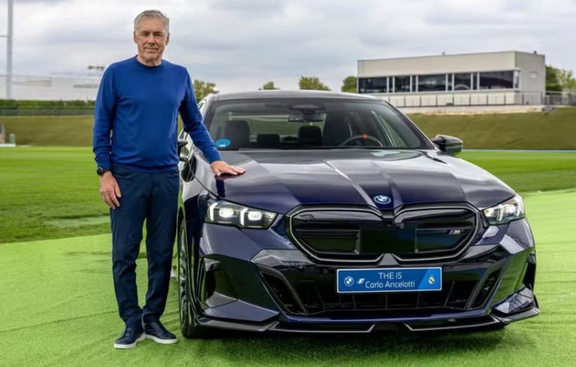 Carlo Ancelotti no Real Madrid com BMW i5