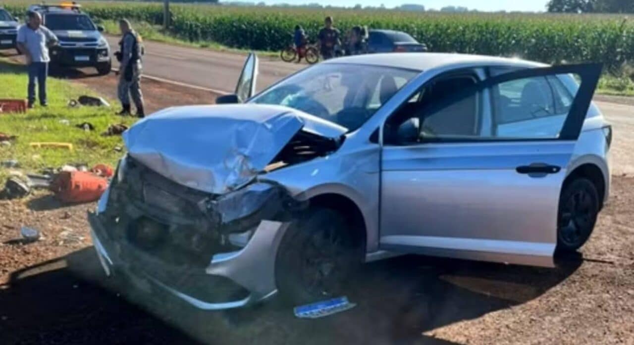 Carro dirigido pelo cantor Hugo. — Foto Reprodução TV Anhanguera