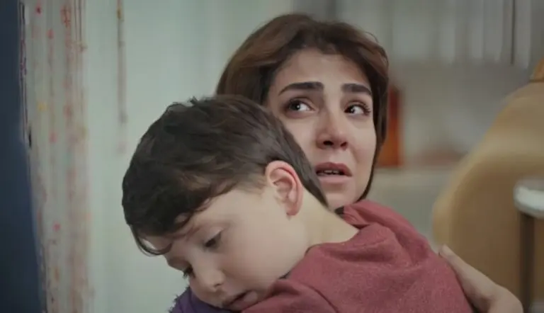 Ceyda e filho em Força de Mulher