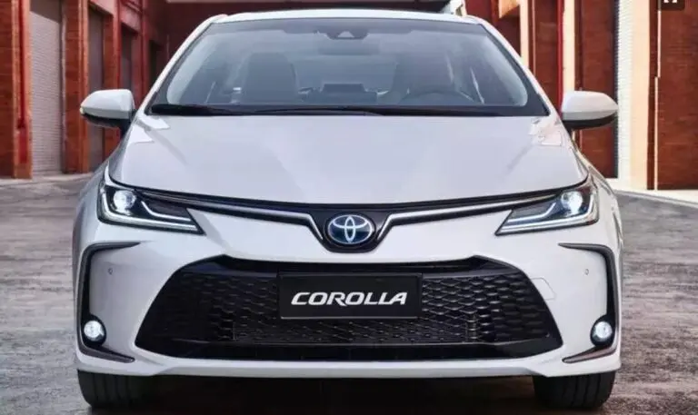 Toyota lança Corolla GLi híbrido a R$ 128 mil para competir com BYD King