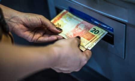 Dinheiro-Saque-Notas-Caixa