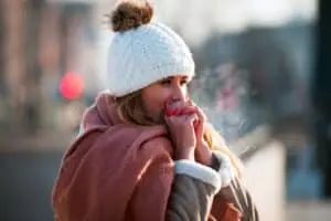 Mantenha a pele saudável no inverno: dermatologista revela segredos do skincare minimalista