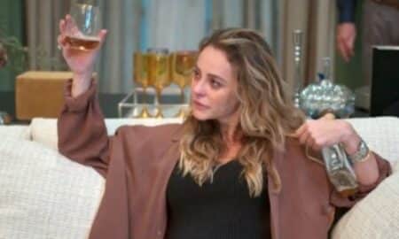 Vale Tudo: Heleninha Roitman exagera na bebida e causa tumulto em bar