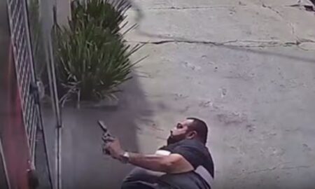 Homem invade salão de beleza