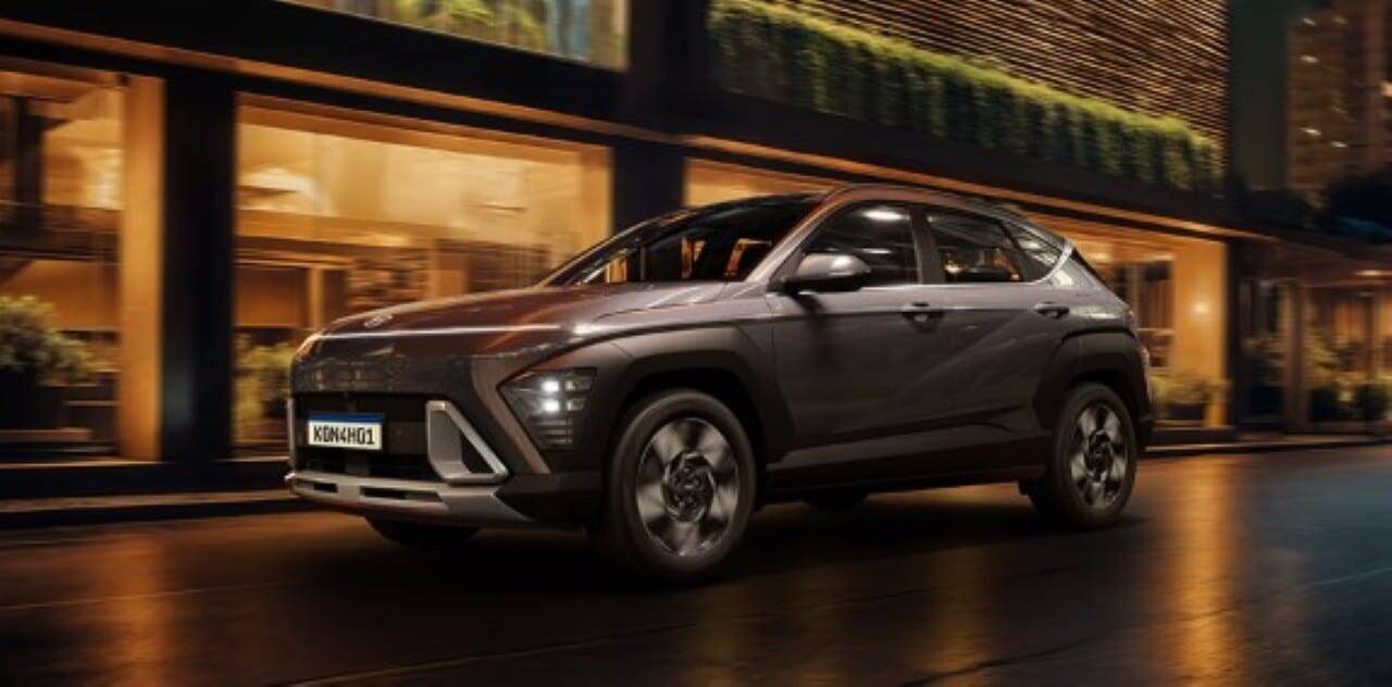 Hyundai Kona 2026 reformulado une design futurista e eficiência híbrida no Brasil