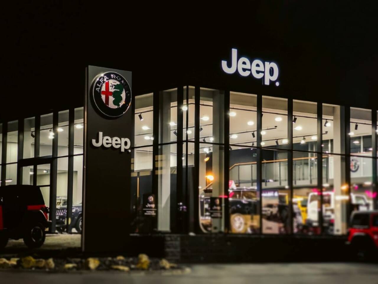 Jeep Commander 2026 chega com motor híbrido e tração 4×4 no Brasil