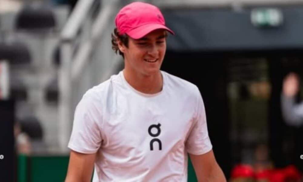 Tenista João Fonseca segue no top 100 da ATP mesmo após derrotas