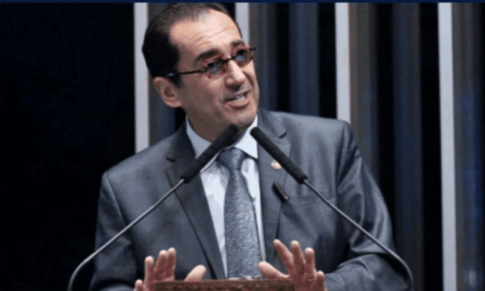 Jorge Kajuru assina contrato com TV Record para novo programa em 2025, com salário de R$ 5.500 por mês