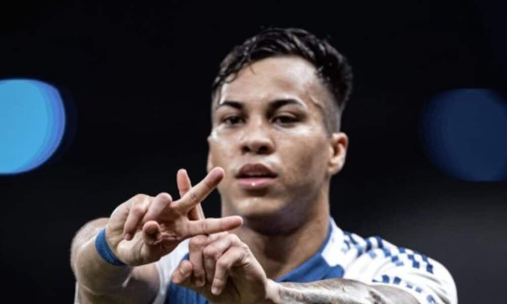 Kaio Jorge abre o placar para o Cruzeiro após falha do goleiro do Ceará no Brasileirão