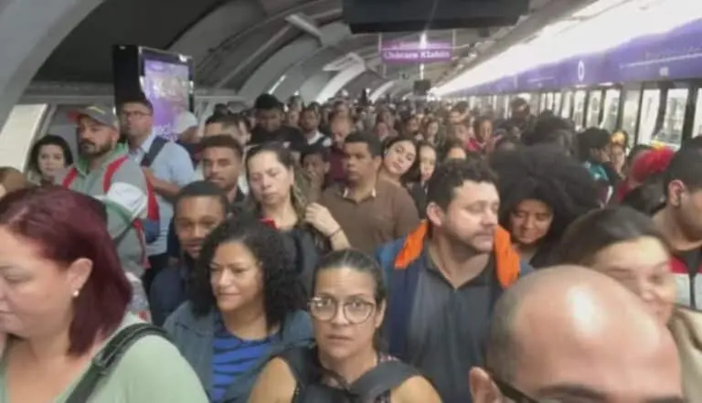Lotação de passageiros na estação Santo Amaro da Linha 5-Lilás