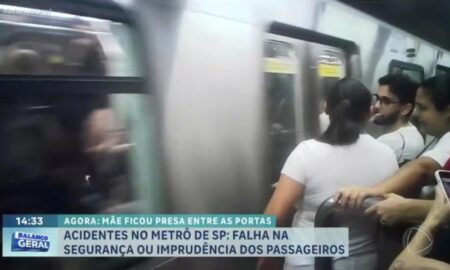 Mãe com bebê de colo fica presa entre portas do metrô