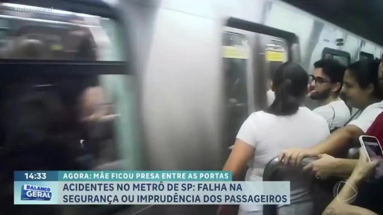 Mãe com bebê de colo fica presa entre portas do metrô