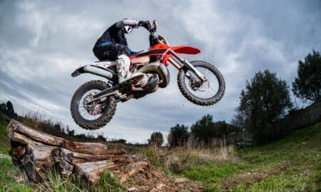 Enduro bike rider - Foto: homydesign/istockphoto.com