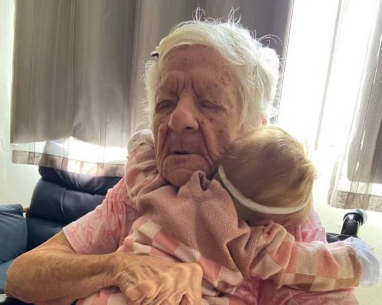 Maria Alice com sua bebê reborn