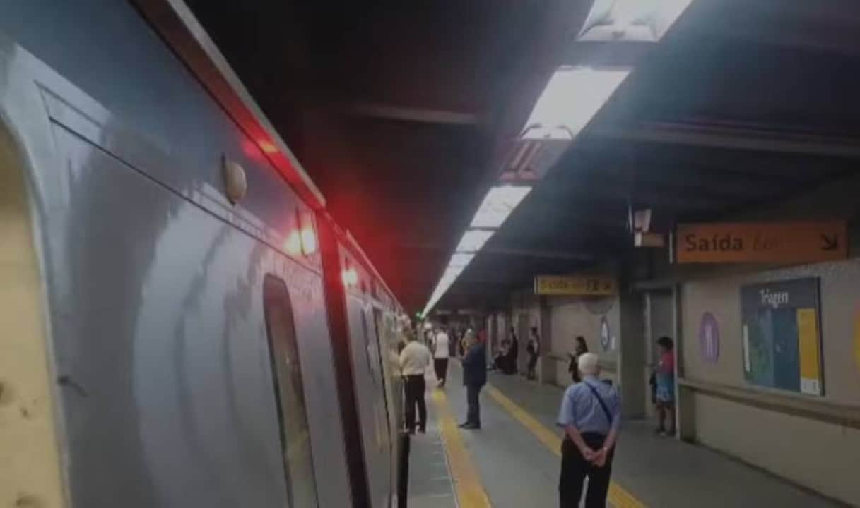 Metrô do Rio sofre paralisação na noite desta segunda — Foto: Reprodução
