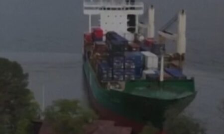 Navio no jardim.