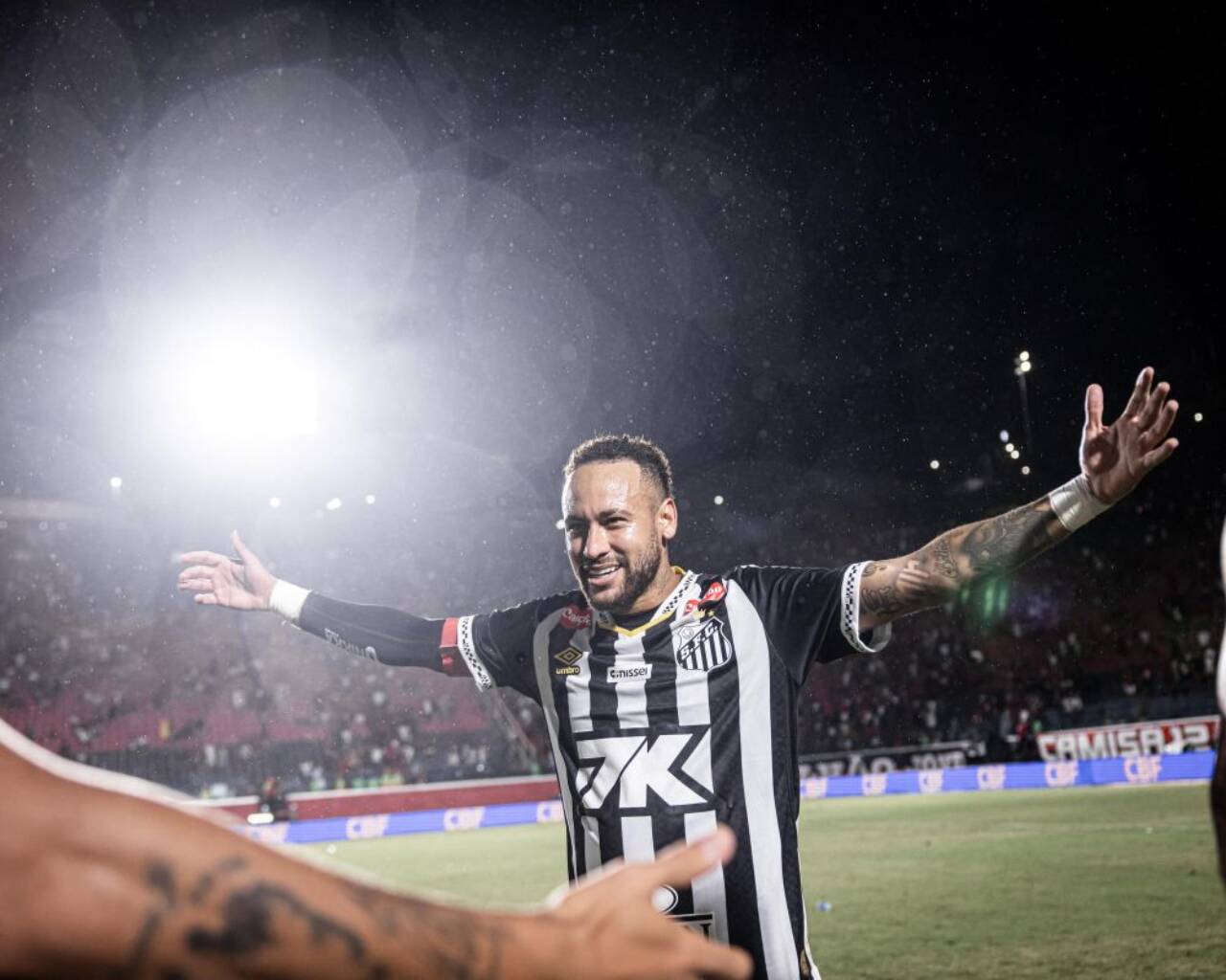 Neymar celebra vitória do Santos sobre Vitória e mira retorno à seleção brasileira; lista de convocados hoje às 15h