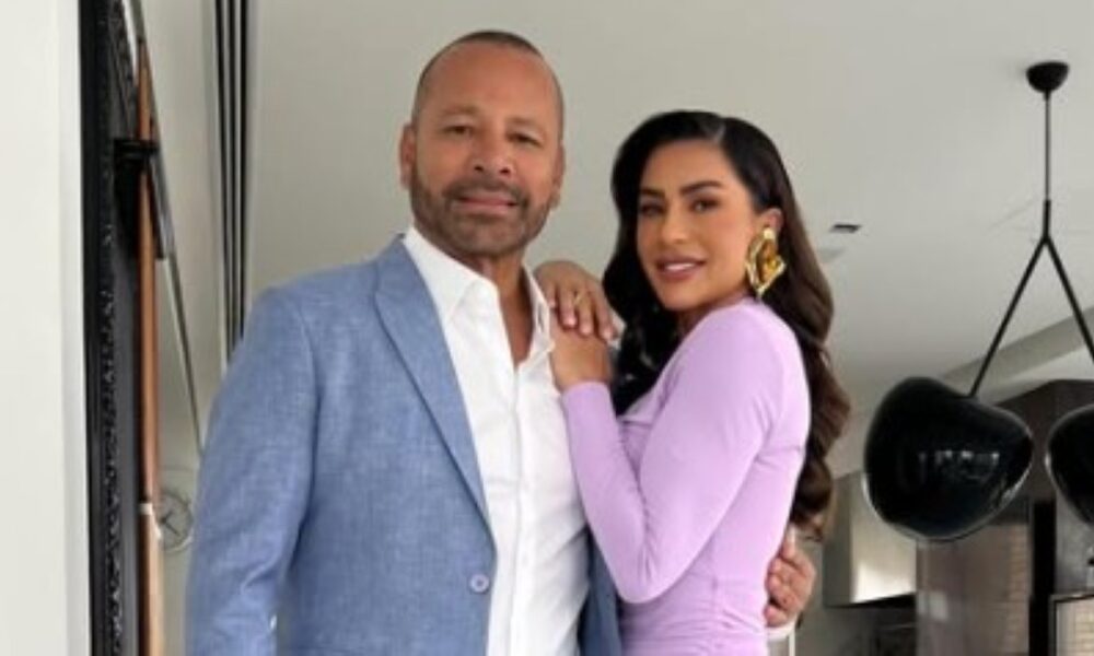 Neymar Pai e Mariane Bernardi brilham com looks elegantes no casamento de Isis Valverde