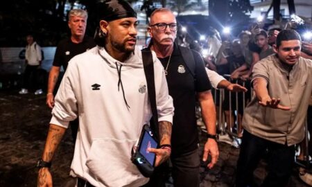 Neymar viaja com o elenco do Santos