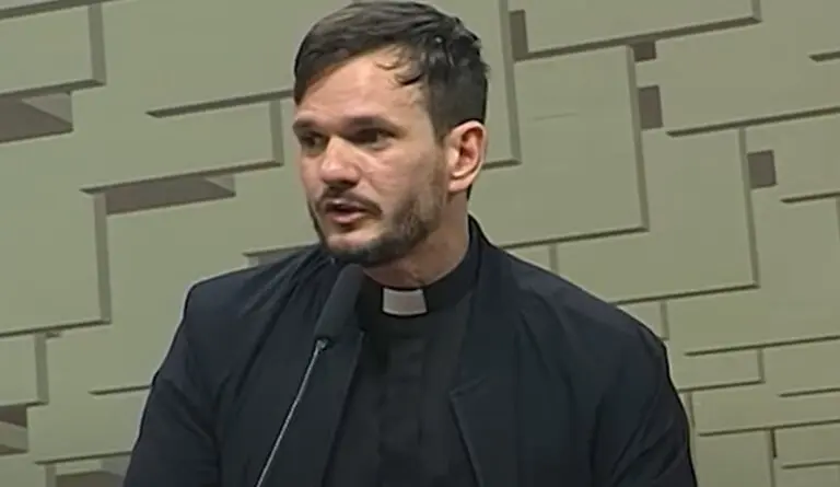 Padre Patrick Fernandes.