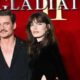 Pedro Pascal e irmã