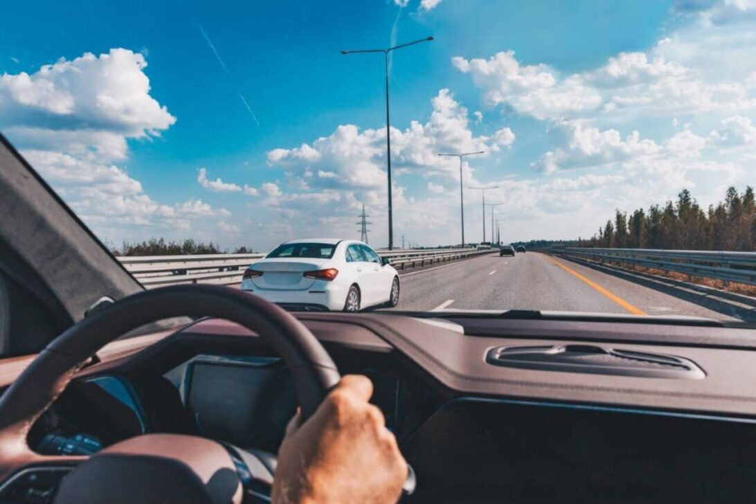Pessoa dirigindo