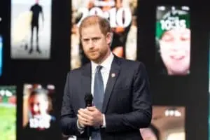 Príncipe Harry e celebridades perdem ação e devem pagar US$ 13 milhões à editora do Daily Mail