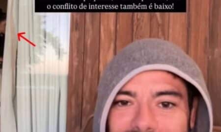 Sandy ao lado do namorado
