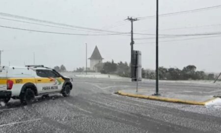 Serra do Rio do Rastro é interditada por neve histórica em Santa Catarina