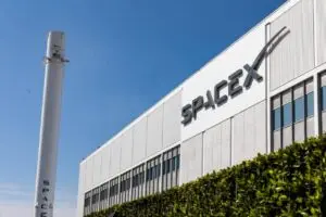 SpaceX myöntää riskejä, jotka voivat suistaa kiertoradalla olevat tekoälyn datakeskukset