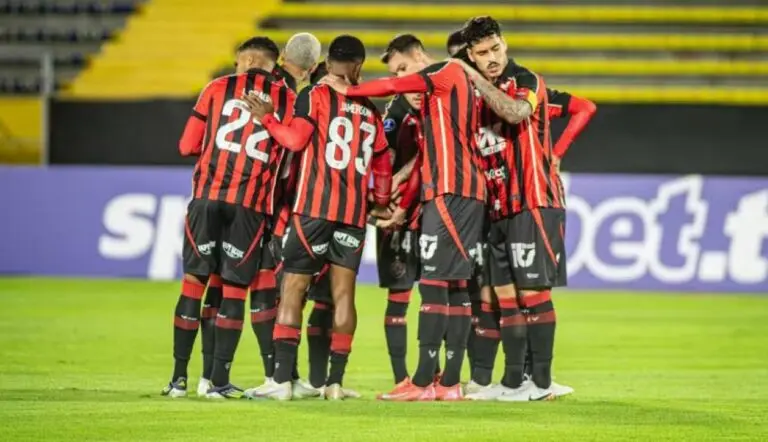 Vitória em jogo contra o Universidad de Quito
