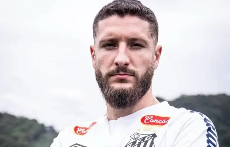 Zé Rafael, meia do Santos