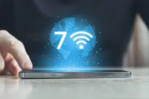 تنصح CISA وNCSC وCERT-FR بتعطيل Wi-Fi وBluetooth على الأجهزة المحمولة العامة