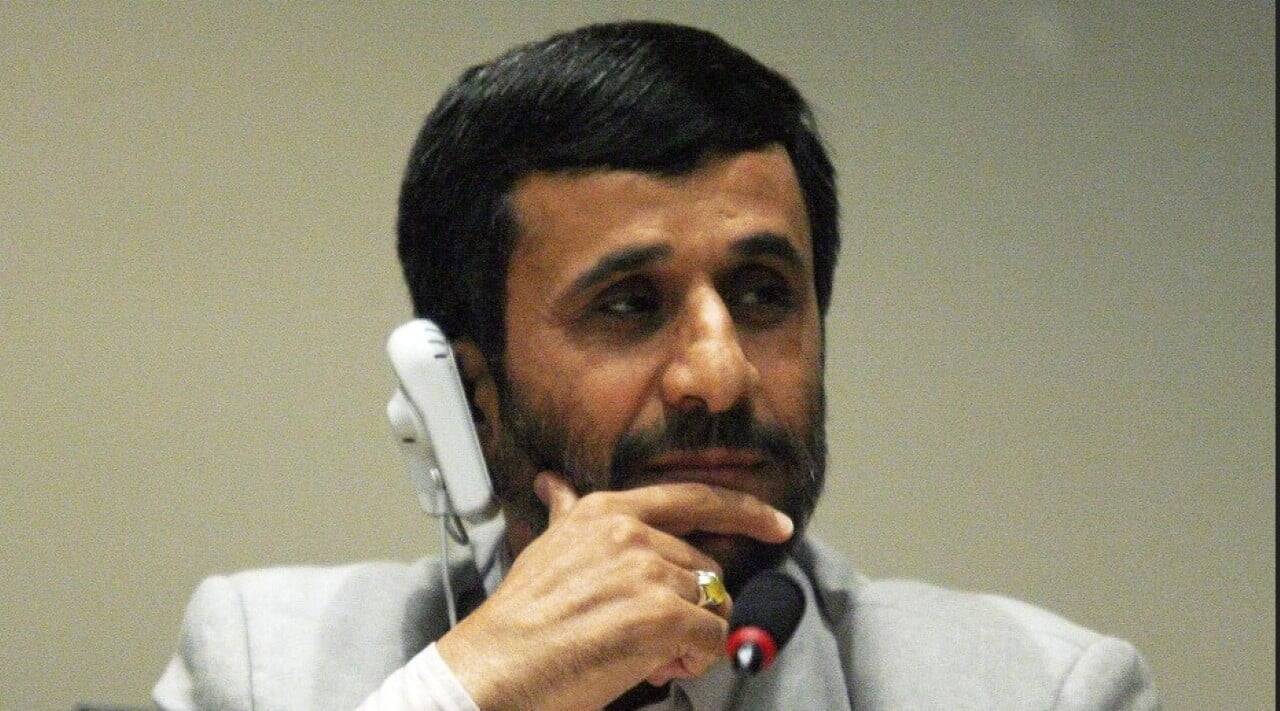 Ex-presidente Ahmadinejad escapa de atentado em Teerã após sabotagem em veículo