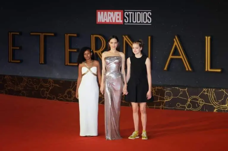 Angelina Jolie com filhas