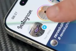 Umělá inteligence Instagramu využívá nový efekt Dirty Flash k vytváření studiových fotografií na mobilních telefonech