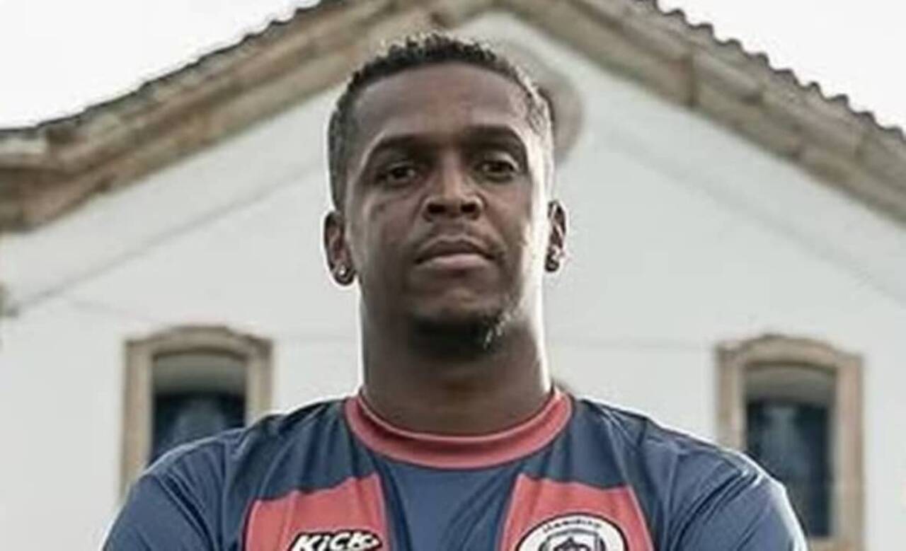 Atacante Jô, ex-Corinthians, Atlético-MG e Manchester City, é uma das estrelas do Itabirito no Campeonato Mineiro