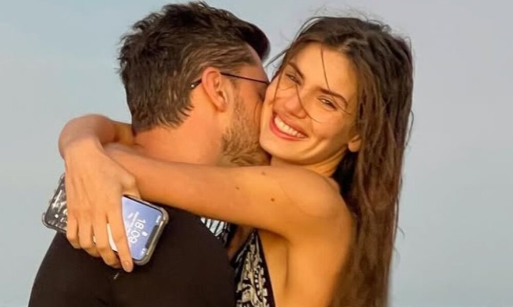 Camila Queiroz e Klebber Toledo votam com a filha Clara no Brasil