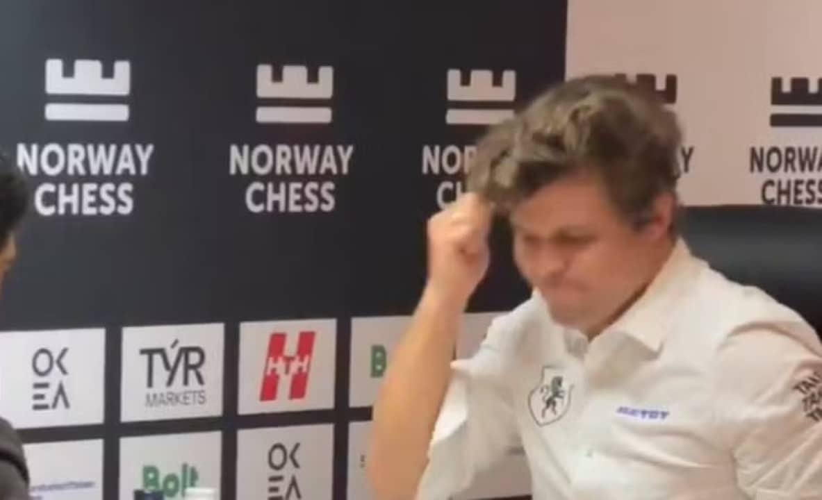 Carlsen se irrita ao ser derrotado por Gukesh