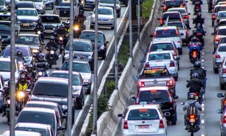 Carros, motos, trânsito