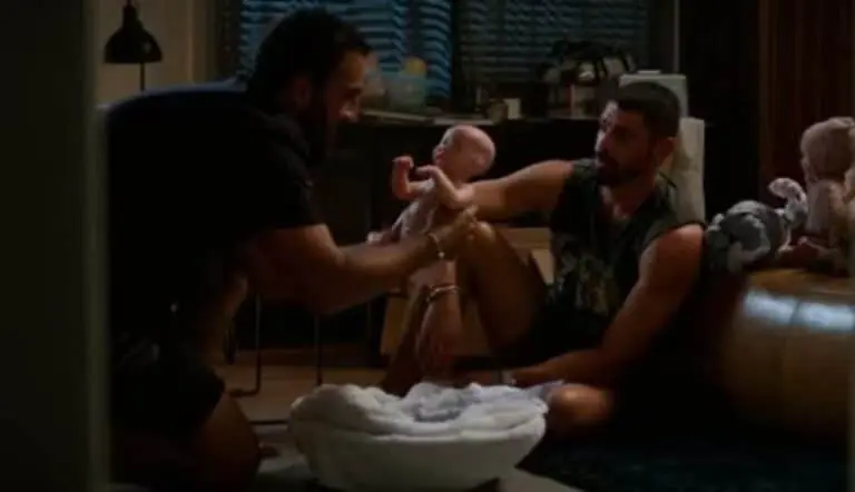César e Olavo fazem parto de bebê reborn