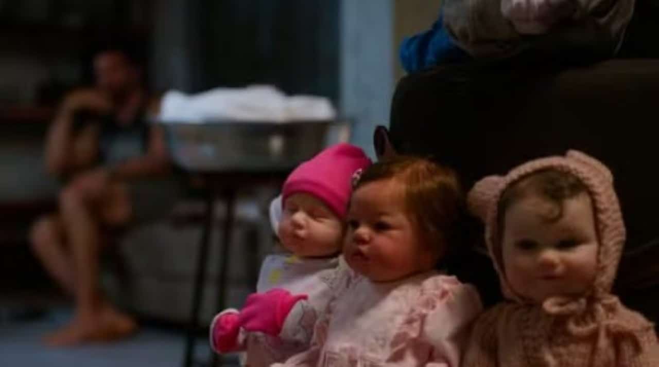 César e Olavo fazem parto de bebê reborn