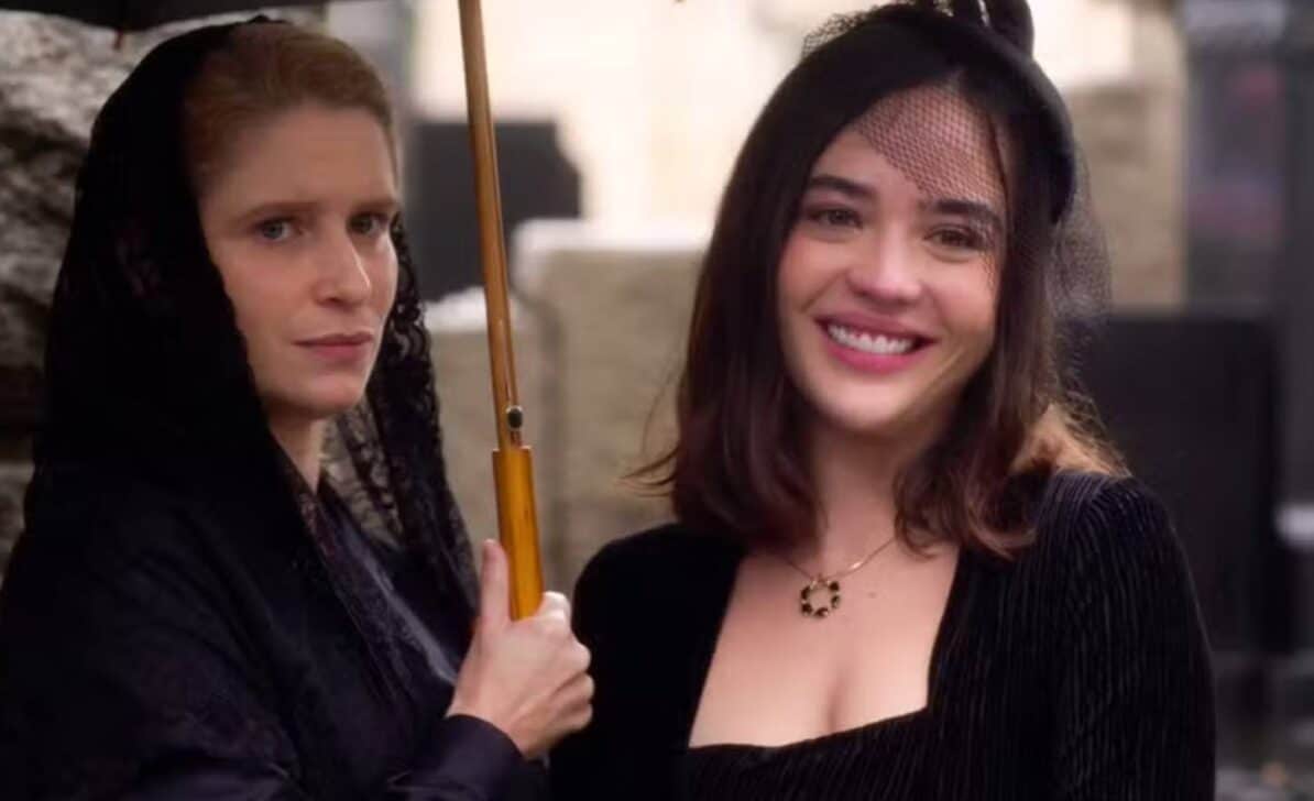 Flora (Bella Piero) vai ao enterro da Zélia (Leticia Colin) e pede desculpas por farsa - Garota do Momento — Foto Globo