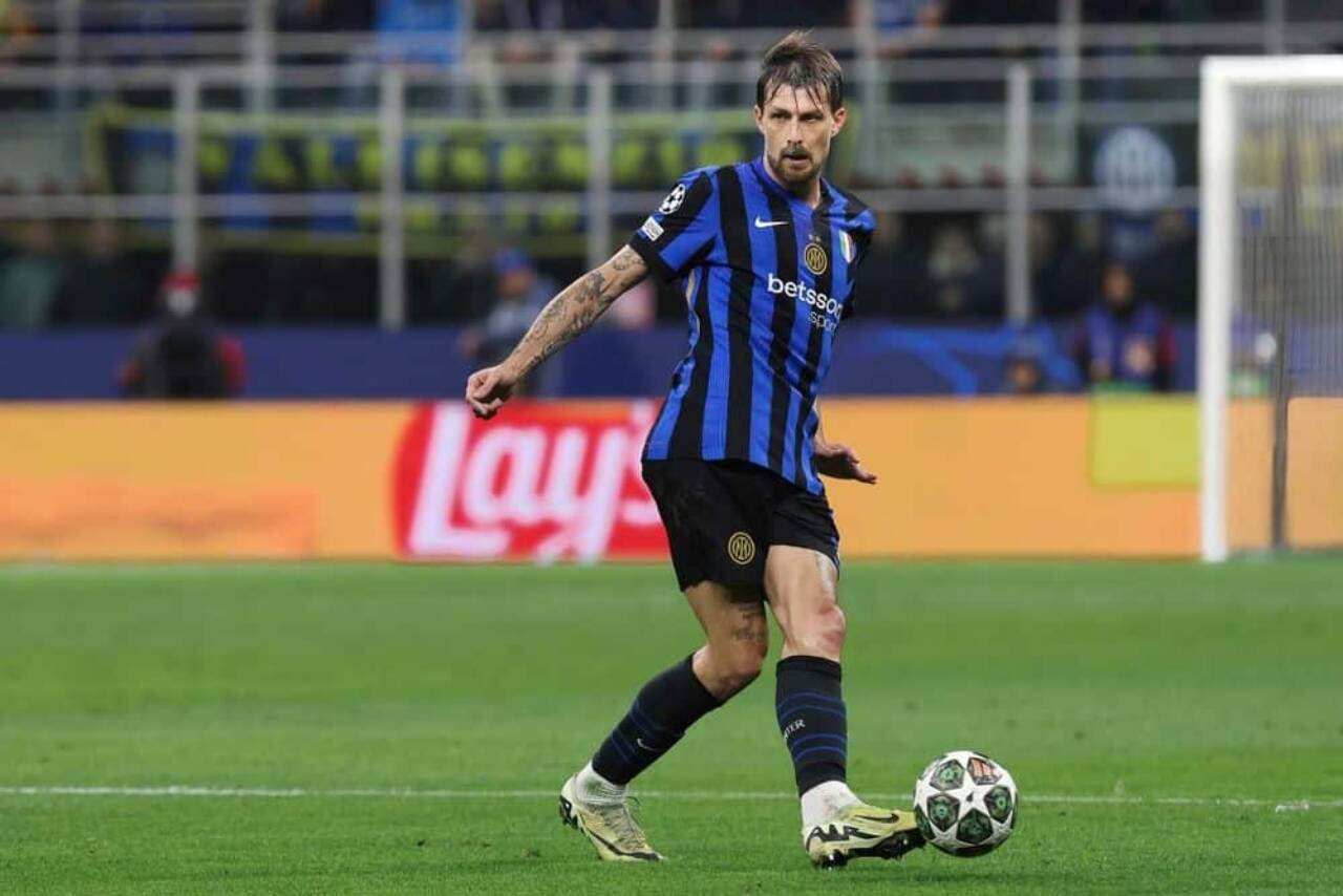 Zagueiro da Inter, Acerbi rejeita seleção italiana e aponta desrespeito de técnico