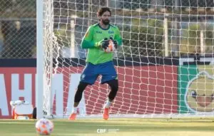 Alisson Becker, goleiro da seleção, recusa Juventus e define permanência no Liverpool até o fim do contrato